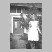 005-0055 Else Seidler vor dem Elternhaus im Jahre 1944 .JPG